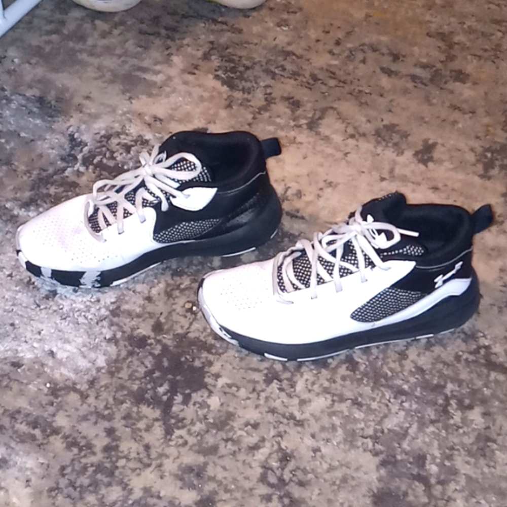 Under Armour Lockdown 5 youth boys sneakers